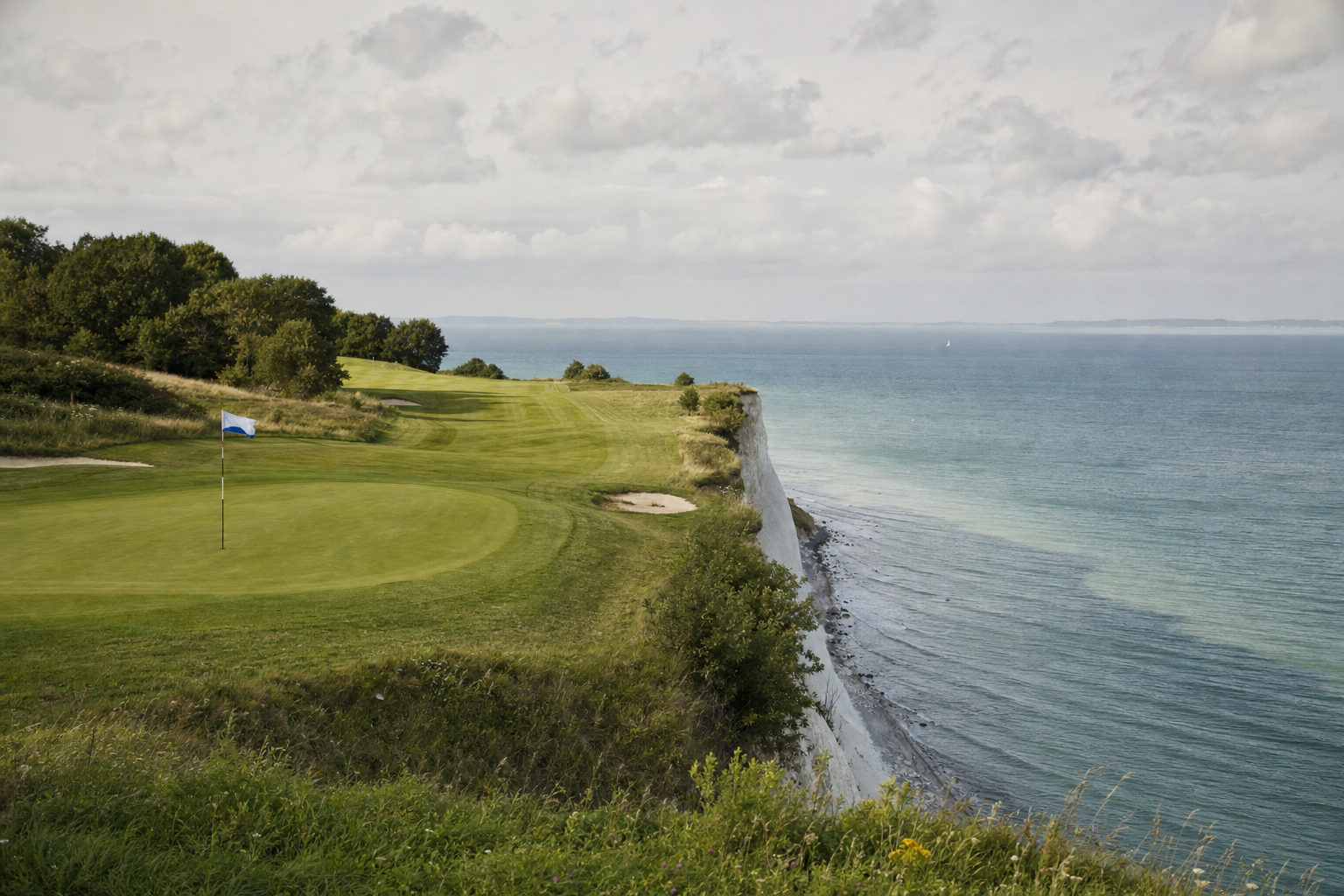 Golfgrün auf einer Steilküste über der Ostsee, Fahne im Wind, Meer und Himmel im Hintergrund